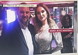 Maria Jesús Montero al fondo tras Ábalos y su exmujer