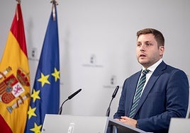 La Junta pide no «criminalizar» los pisos turísticos y carga contra Sánchez por su política de vivienda