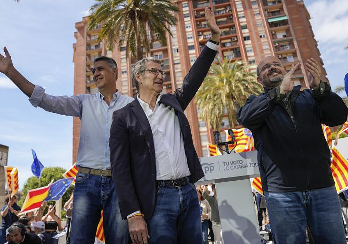 Xavier García Albiol, Alberto Núñez Feijóo y Alejandro Fernández, en Badalona, durante un acto electoral celebrado el año 2024