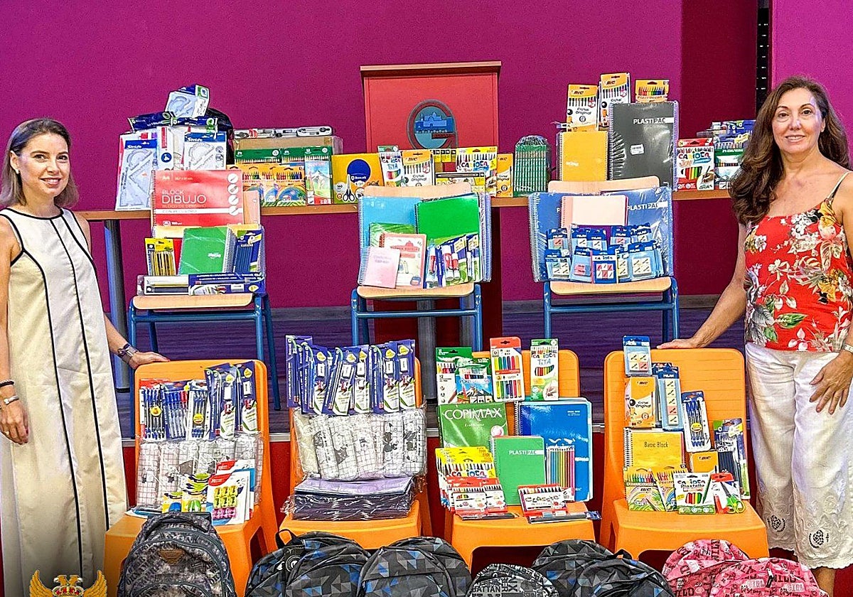 Inmaculada de Lara e Inmaculada Mediavilla, junto al material entregado al IES Guadalquivir por la hermandad del Rescatado
