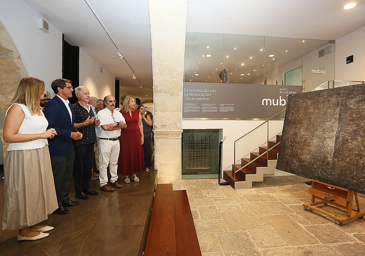 Visita institucional en el Mubag para presentar la obra de Dionisio Gázquez, en Alicante