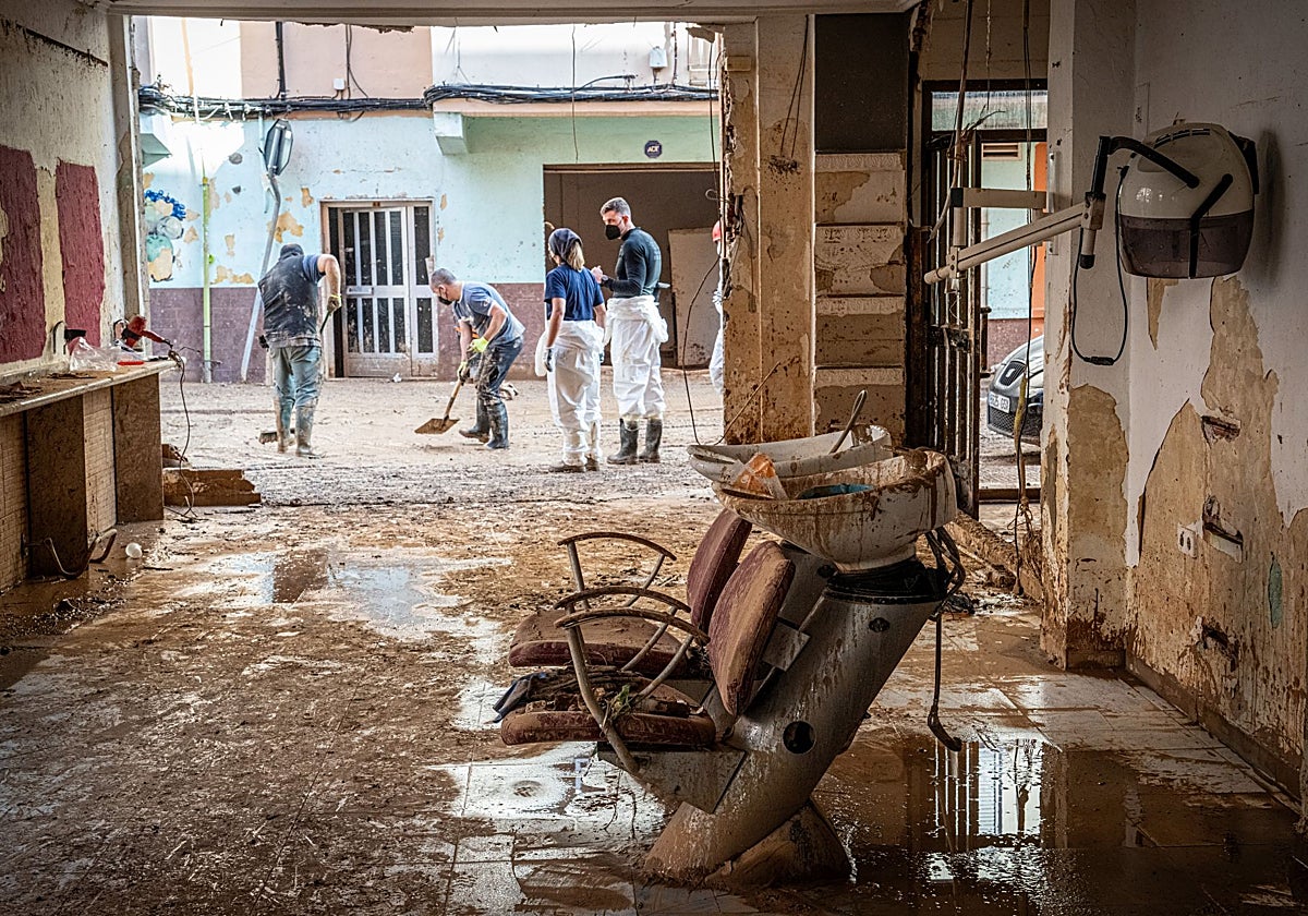 Imagen de archivo de un negocio de Catarroja destrozado por la riada del 29 de octubre