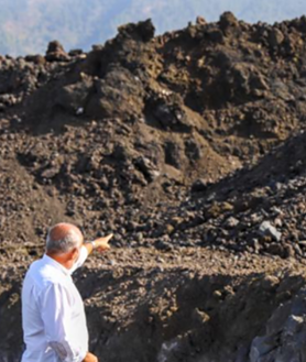 Imagen secundaria 2 - Ricardo Camacho en el punto donde su casa quedó sepultada en fotos de 2023, en ese punto ha construido la nueva