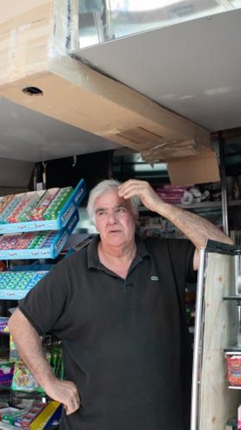 El dueño de uno de los kioscos de Sol