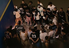 La Fiscalía alerta del «colapso» del sistema de atención a los menas: del coladero de Barajas a los centros de acogida