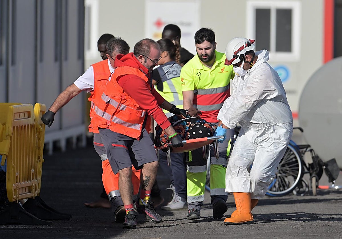Las salvamar Navia y Diphda han rescatado este lunes a 235 personas de un cayuco que fue localizado en aguas cercanas a El Hierro