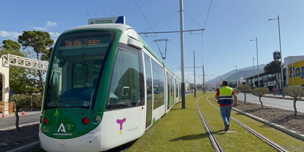 El tranvía de Jaén ensaya su recorrido comercial tras 14 años parado
