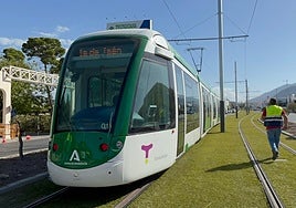 El tranvía de Jaén ensaya su recorrido comercial tras 14 años parado