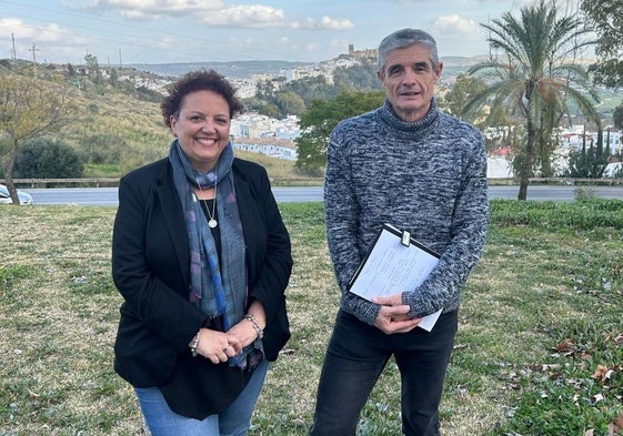 La edil María José González Peña junto al ex alcalde de Arcos de la Frontera, el socialista Isidoro Gambín, en una ruead de prensa en la localidad en febrero de 2024