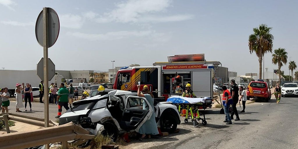Dos muertos tras chocar dos vehículos y el incendio de uno de ellos en la autopista Vera-Cartagena en Almería