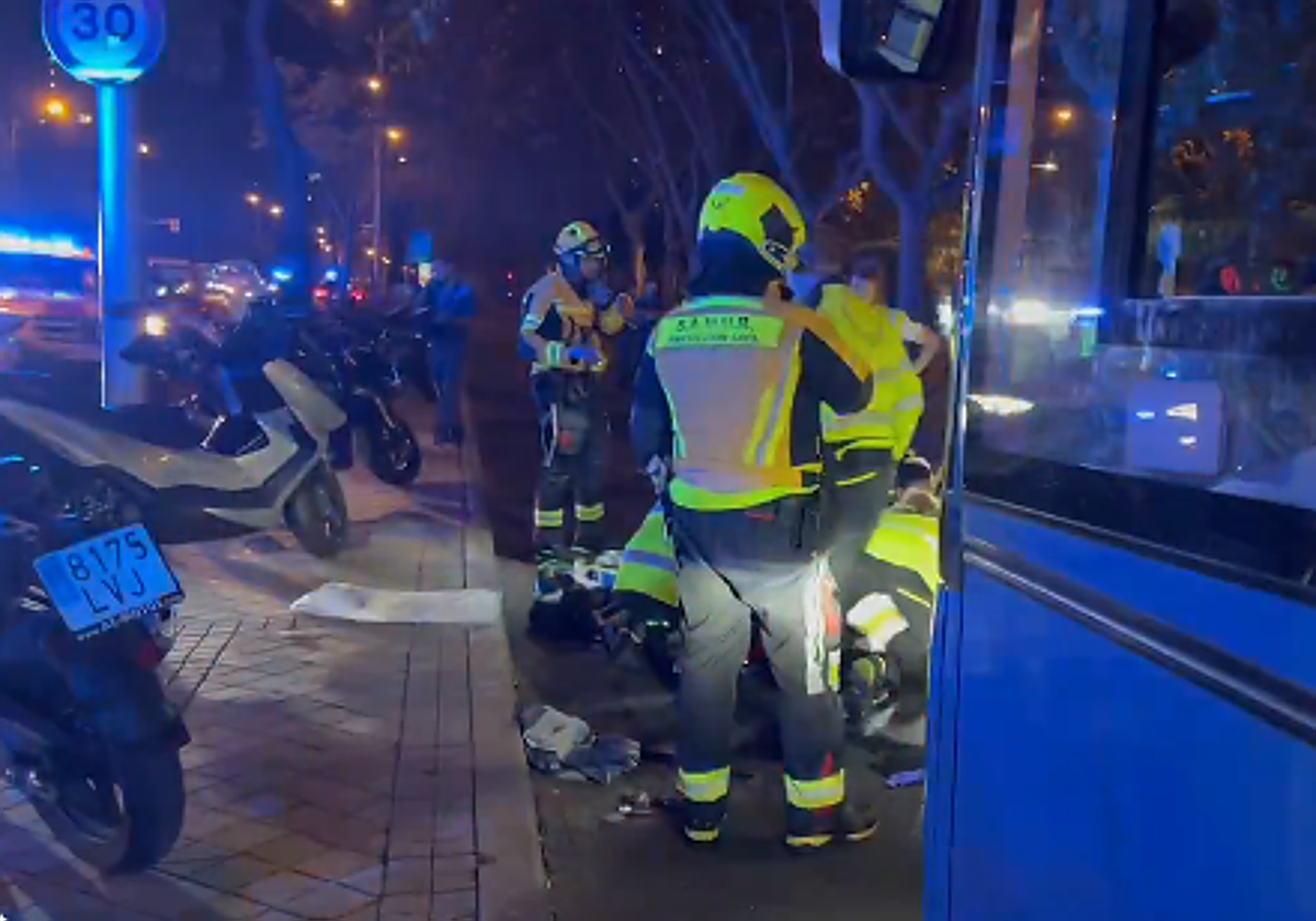 Efectivos de Samur-Protección Civil en el lugar del suceso