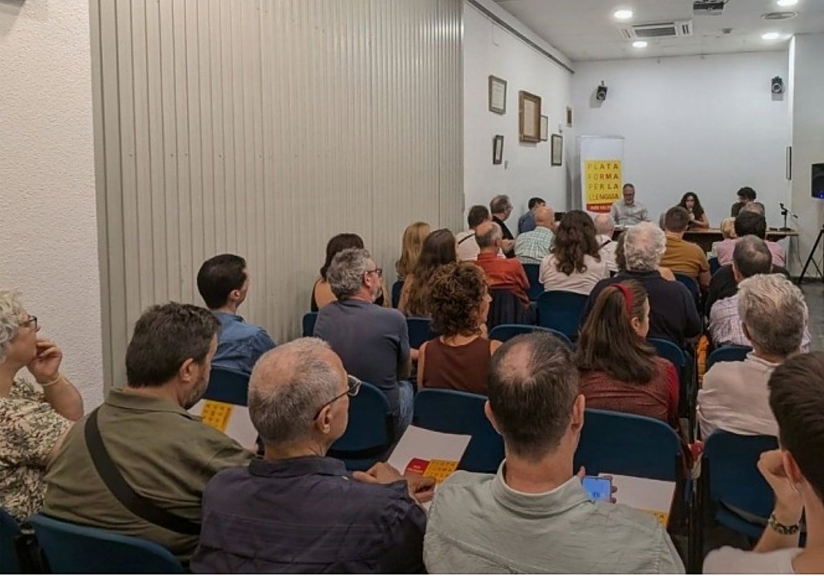 Una charla anterior de Semicercles, en una imagen difundida por la Plataforma per la Llengua en su web