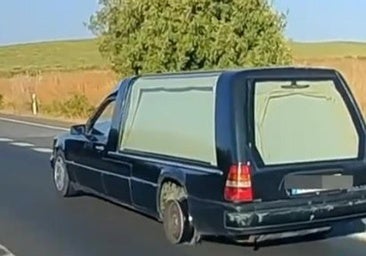 Investigan al conductor de un coche fúnebre en Córdoba que circulaba sin una rueda por la A-4