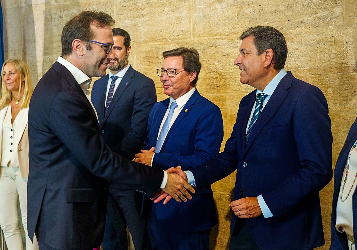 El ministro de Economía, Carlos Cuerpo, saluda al consejero del ramo en Castilla y León, Carlos Fernández Carriedo