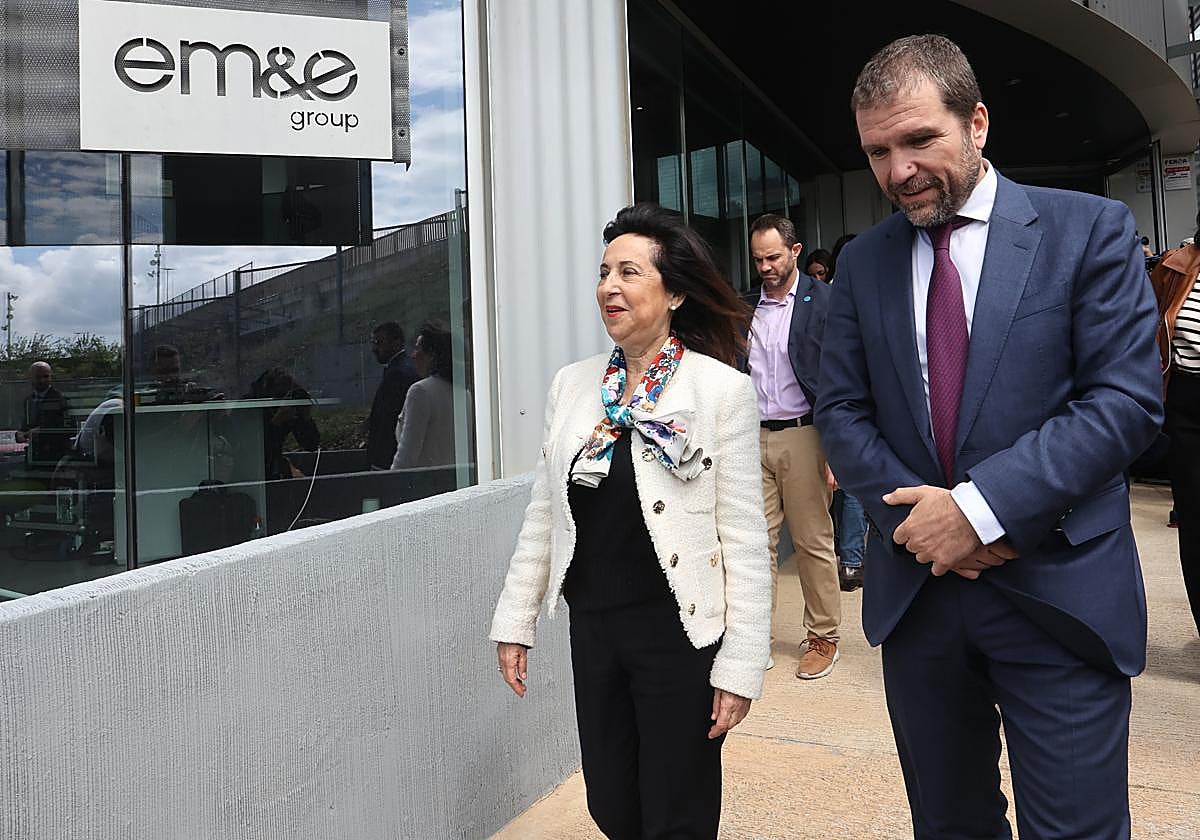 La ministra de Defensa con el CEO de Escribano en las instalaciones de la empresa en Córdoba