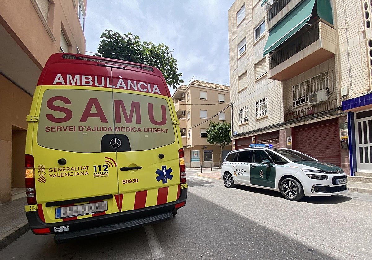 Una ambulancia del SAMU y un coche patrulla de la Guardia Civil en Alicante
