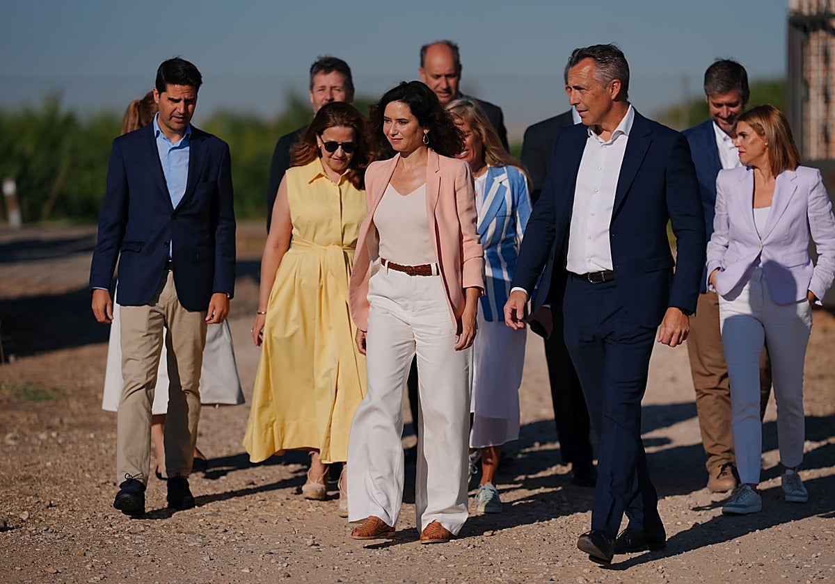 La presidenta madrileña, Isabel Díaz Ayuso, con su equipo en la visita a la finca El Encín, del IMIDRA