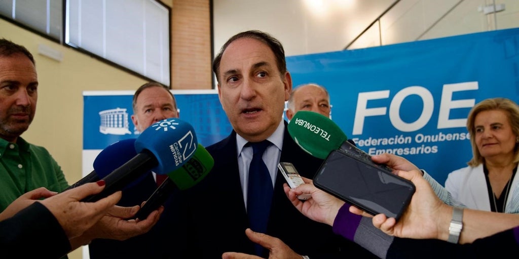 La patronal andaluza rechaza el pacto de Pedro Sánchez y Puigdemont que obliga a las grandes empresas a atender en catalán a los clientes: «Es un 'págalo tú'»