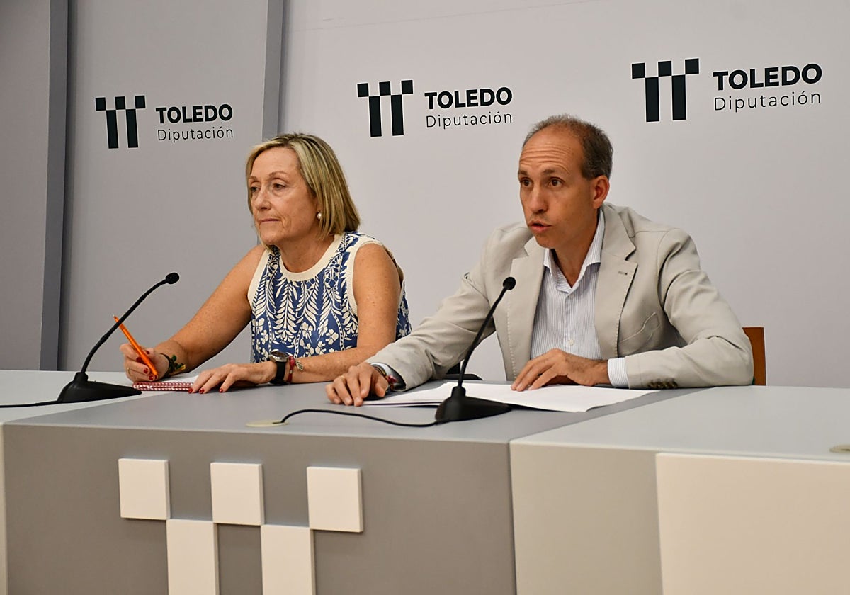 Begoña Aguilar, vocal de Ademto, junto al viepresidente segundo de la Diputación de Toledo, Daniel Arias