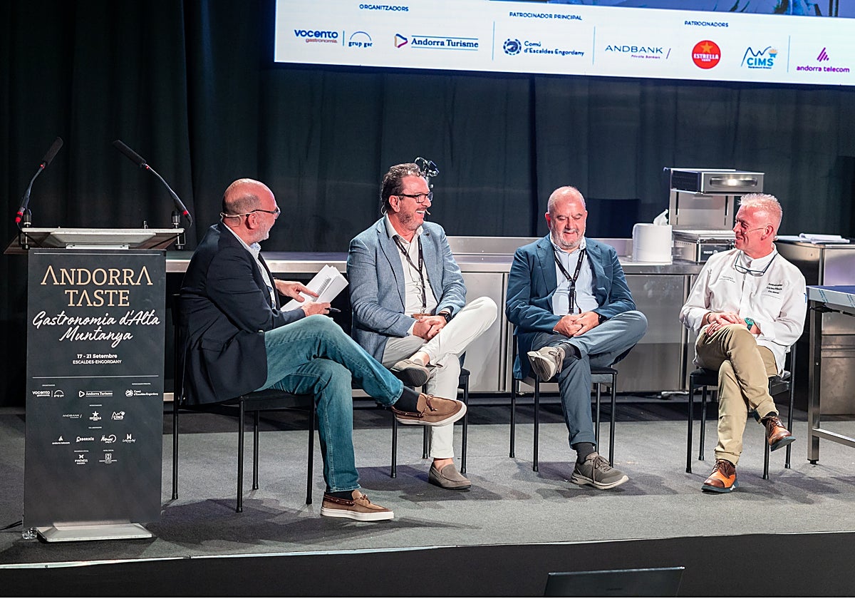 De derecha a izquierda, el chef andorrano Carles Flinch, de Can Manel; el director general de Vocento Gastronomía, Benjamín Lana y el CEO de Andorra Turisme, Betim Budzaku, moderados por Antoni Massanés, director de la Fundación Alicia