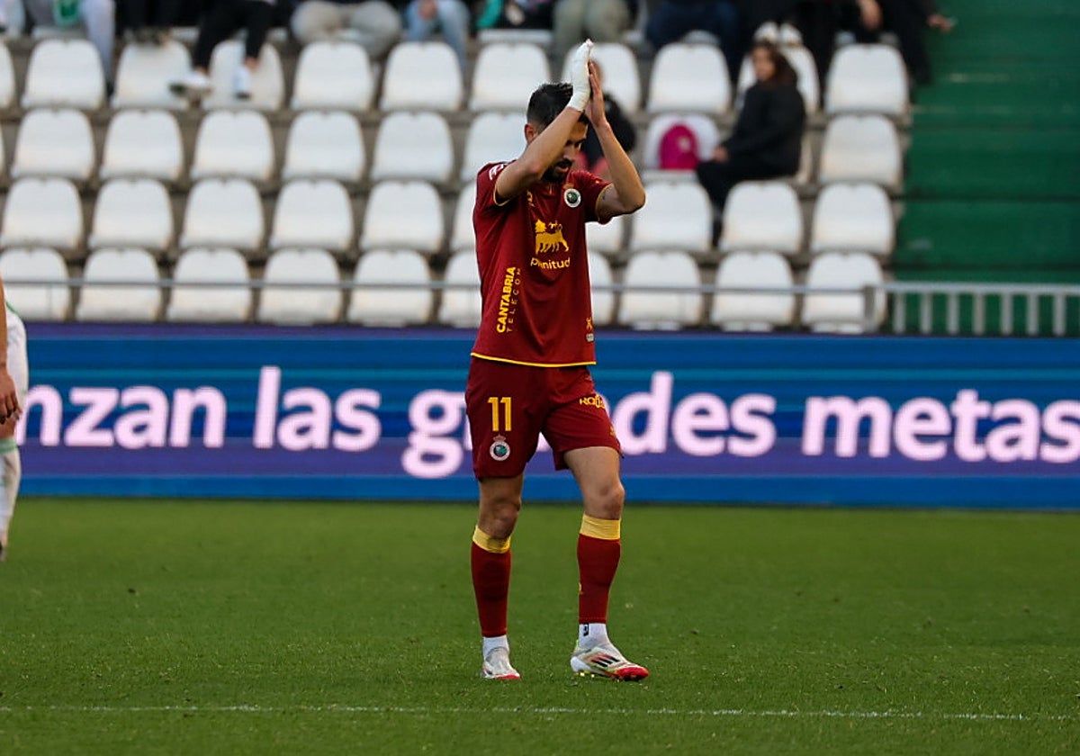 Andrés Martín aplaudiendo a la afición del Córdoba CF