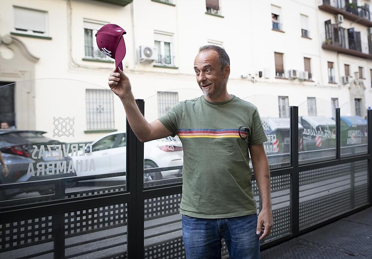 Momento de la entrega del niño de Juana Rivas a su exmarido Francesco Arcuri en Granada este verano