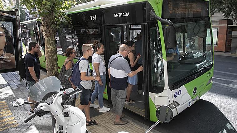 Varias personas se suben a un autobús en el Centro