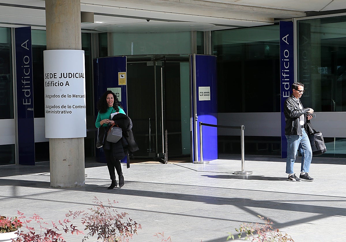 Dos personas salen de la Ciudad de la Justicia de Sevilla