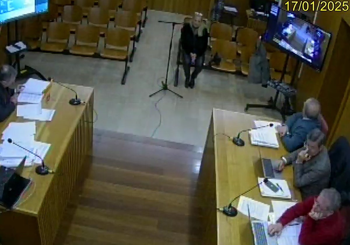 Manuela F. N., la investigada que denunció los hechos, durante su declaración en el juzgado de Arcos de la Frontera el 17 de enero de 2025
