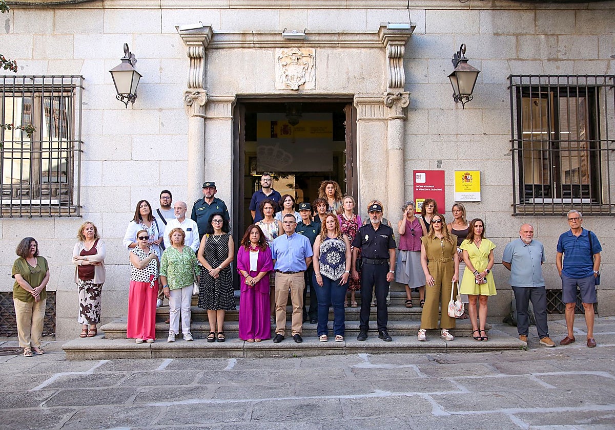 Autoridades y trabajadores de la Delegación del Gobierno asistentes al minuto de silencio