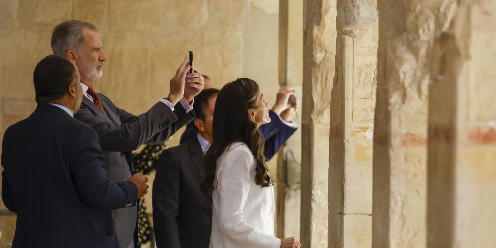 Los Reyes inauguran la nueva iluminación española del templo de Hatshepsut
