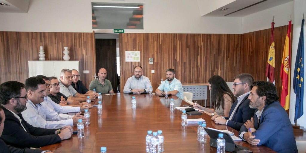 La Junta anuncia un nuevo reglamento que regule las VTC en Castilla-La Mancha y proteja a los taxistas como servicio público