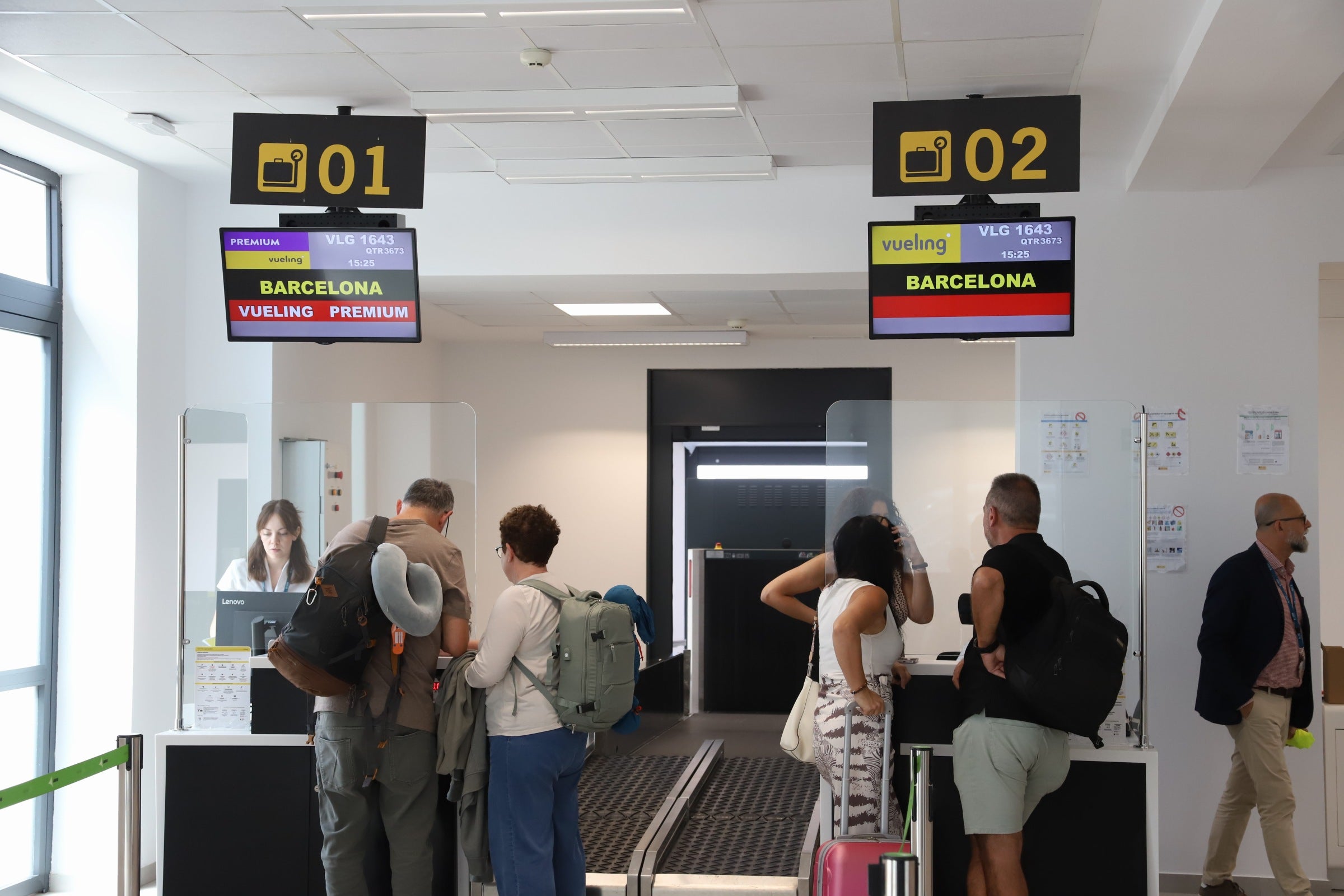 Así ha sido la llegada al aeropuerto de Córdoba del primer vuelo de Vueling