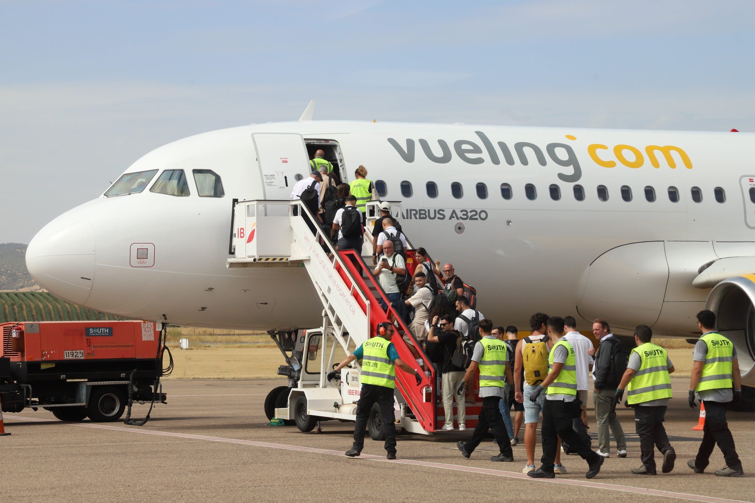 Así ha sido la llegada al aeropuerto de Córdoba del primer vuelo de Vueling