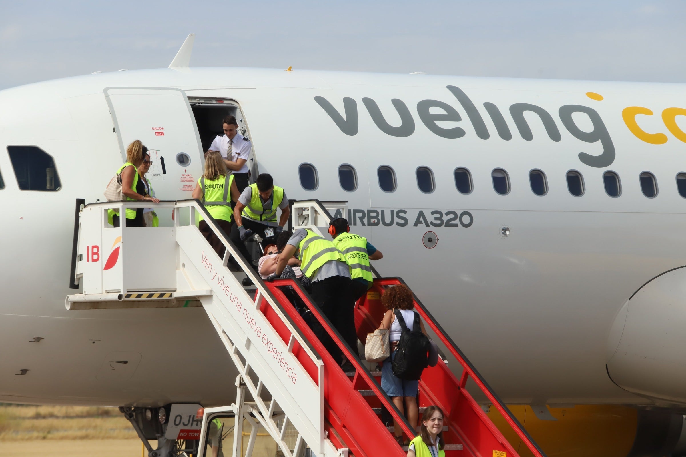Así ha sido la llegada al aeropuerto de Córdoba del primer vuelo de Vueling