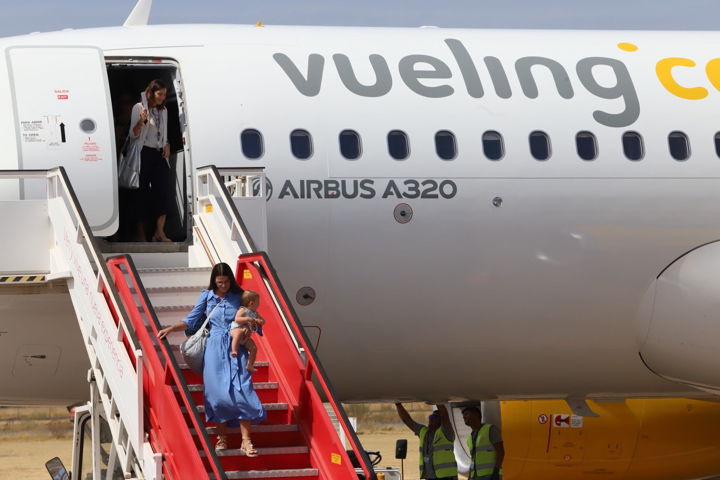 Así ha sido la llegada al aeropuerto de Córdoba del primer vuelo de Vueling