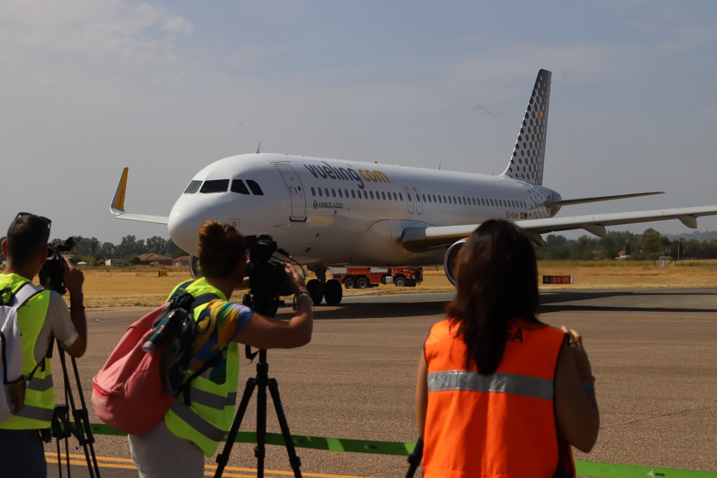 Así ha sido la llegada al aeropuerto de Córdoba del primer vuelo de Vueling
