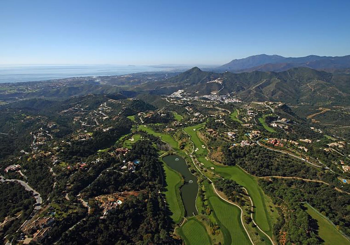 Una vista de La Zagaleta con el campo principal con la urbanización en los márgenes