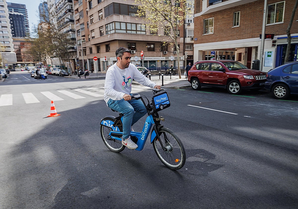 Un usuario de Bicimad circulando por Nuevos Ministerios