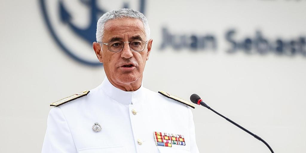 El jefe de la Armada subraya a Vox que su misión es «ayudar y salvar» a inmigrantes en el mar, no bloquearlos
