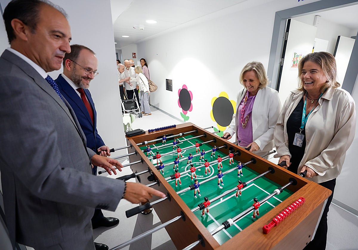 El consejero de Sanidad, a la izquierda, se divierte con los responsables del centro