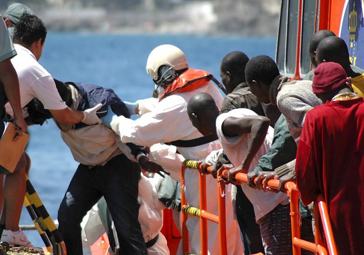 Varios menores siendo rescatados en Canarias