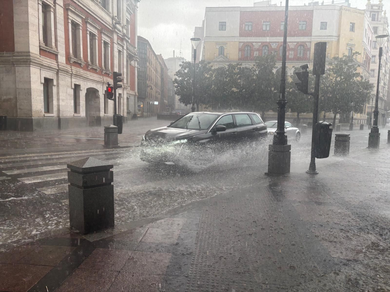 Una tromba de agua obliga a cortar calles y provoca inundaciones en Valladolid