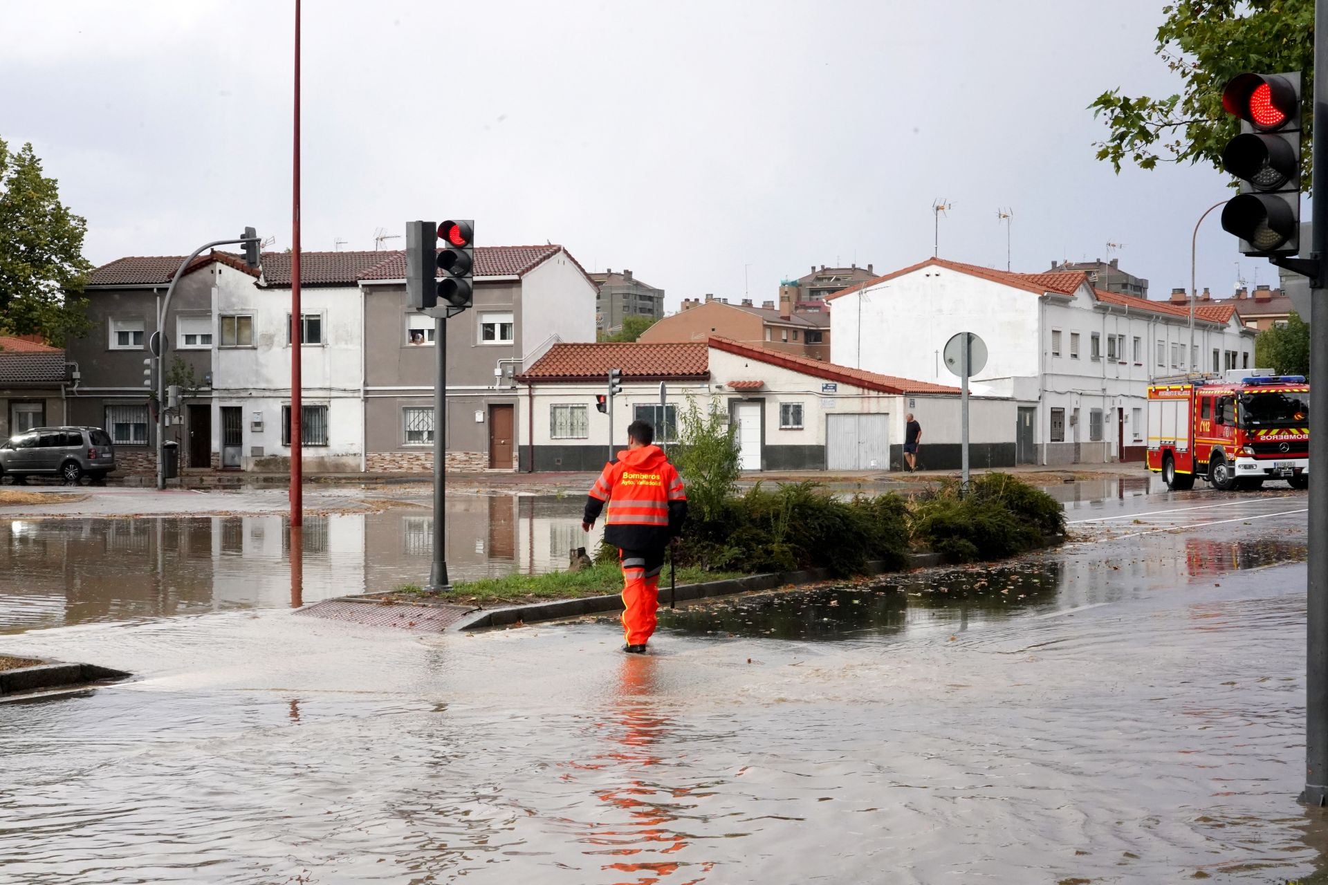 Una tromba de agua obliga a cortar calles y provoca inundaciones en Valladolid