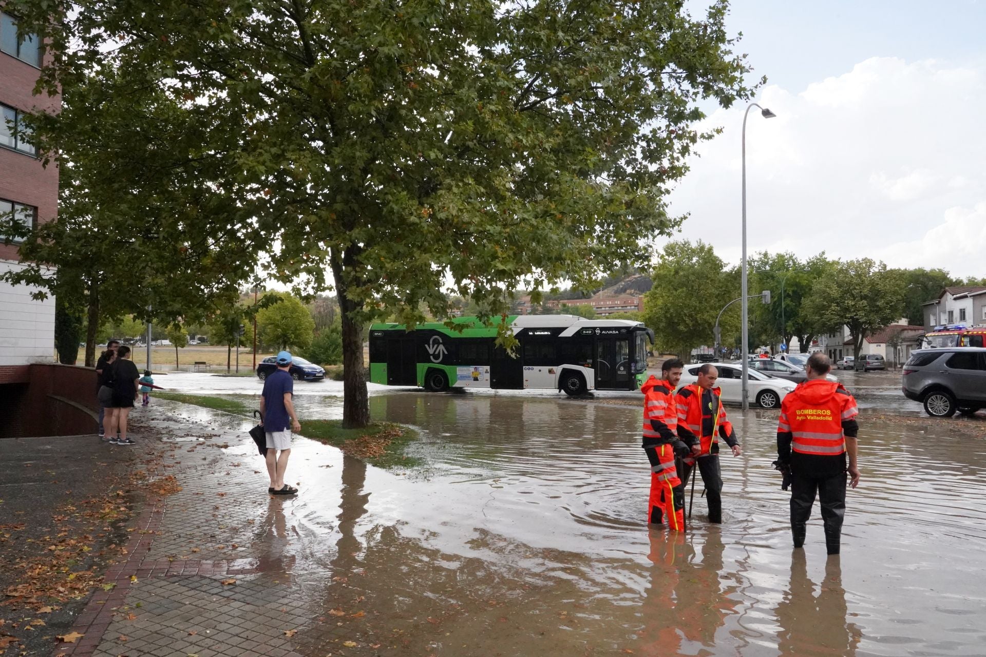 Una tromba de agua obliga a cortar calles y provoca inundaciones en Valladolid