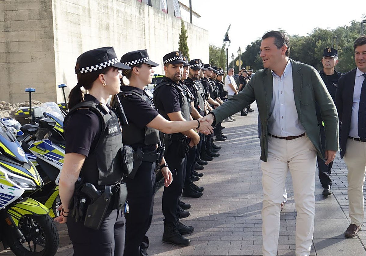 El alcade de Córdoba, José María Bellido, saluda a los agentes que se incorporan a este plan 'Guardián' en el Casco
