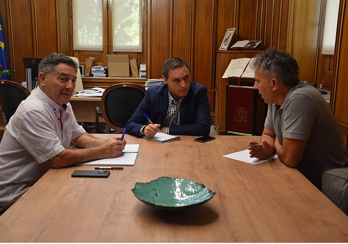 El presidente de la Diputación, Álvaro Martínez Chana, se ha reunido con el presidente de APRAJ, Francisco Javier Turégano