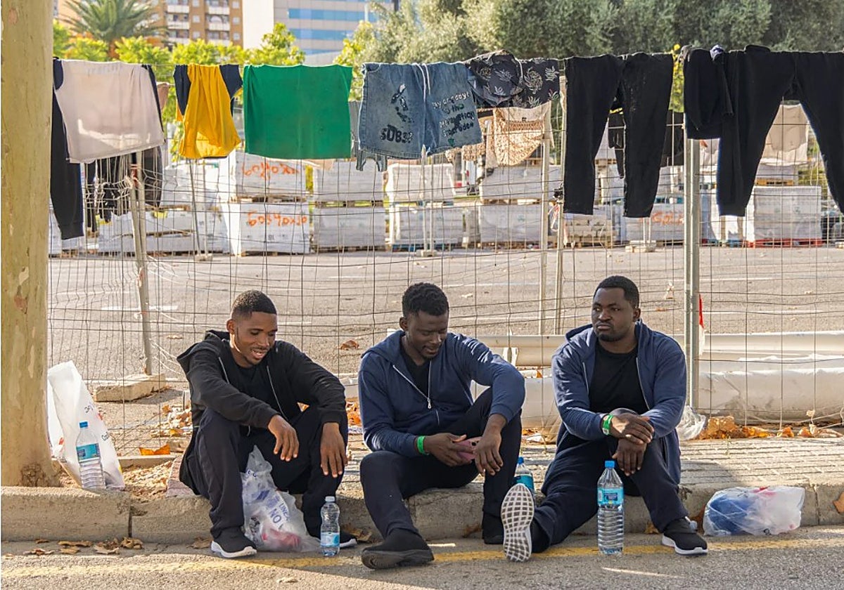 Inmigrantes llegados en pateras este verano esperan en el puerto de Palma.