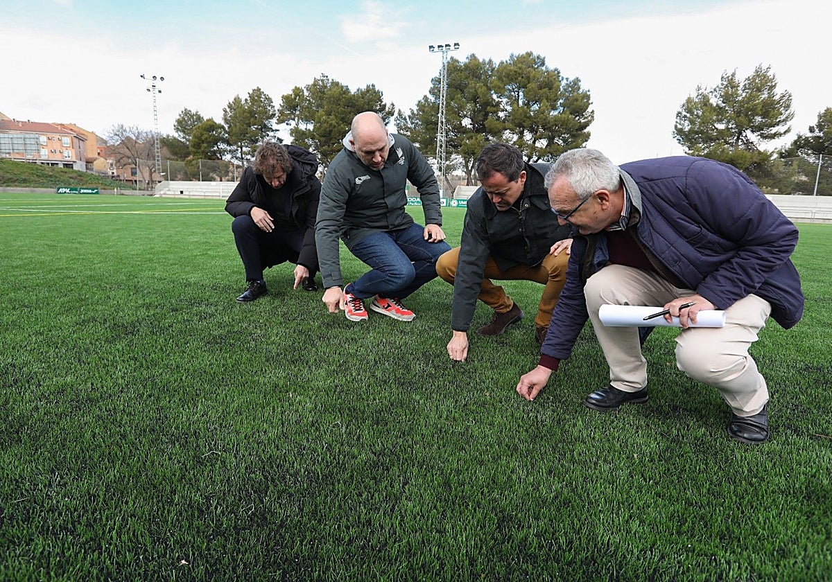 El alcalde, Carlos Velázquez, y el concejal de Deportes, Rubén Lozano, campo del césped Paulino Lorenzo, cuyo manteniendo depende del Patronato Deportivo de Toledo
