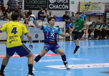 El Ángel Ximénez pierde ante Bidasoa (30-36) en su estreno en el Miguel Salas